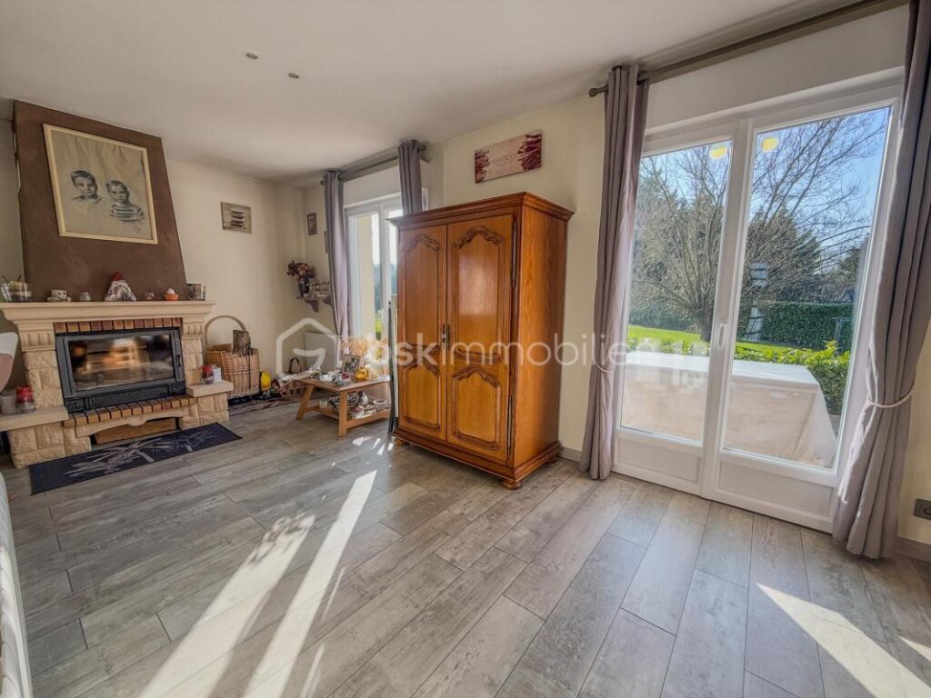 A SEULEMENT 5 KILOMÈTRES DE PONT L’ÉVÊQUE ET 15 KILOMÈTRES DE LA CÔTE FLEURIE, MAISON AU CALME, CADRE VERDOYANT – 4 pièces – 3 chambres – 96 m²