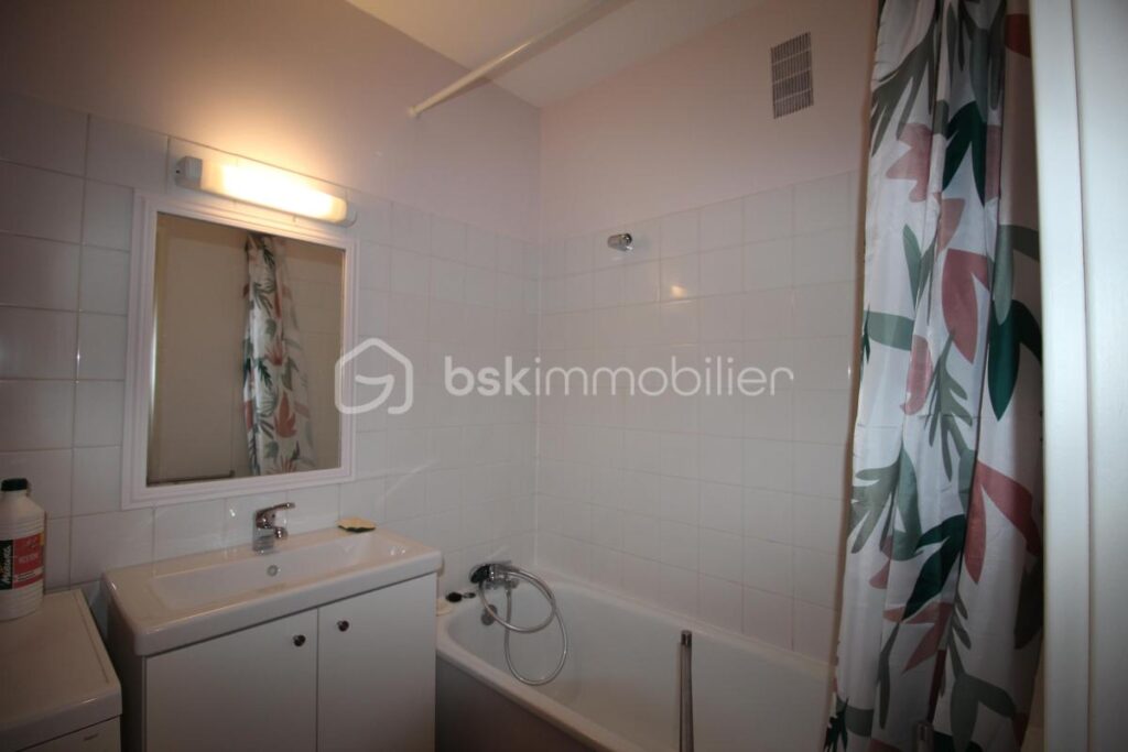 Studio au 4ᵉ étage, lumineux et rénové – Quartier du Triangle – 2 pièces – NR chambres – 35 m²