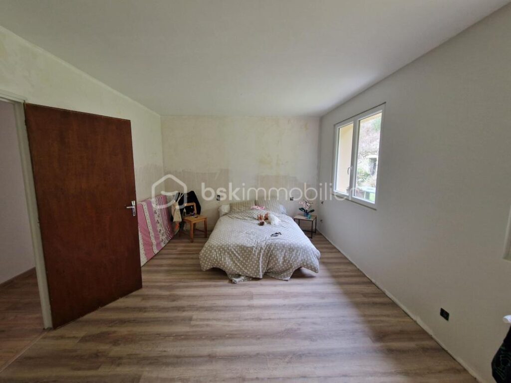 Superbe maison de 167m² sur 2 niveaux à finir de rénover!! Un terrain de 2825m² et une source.. Une grange attenante – 6 pièces – 4 chambres – 167 m²