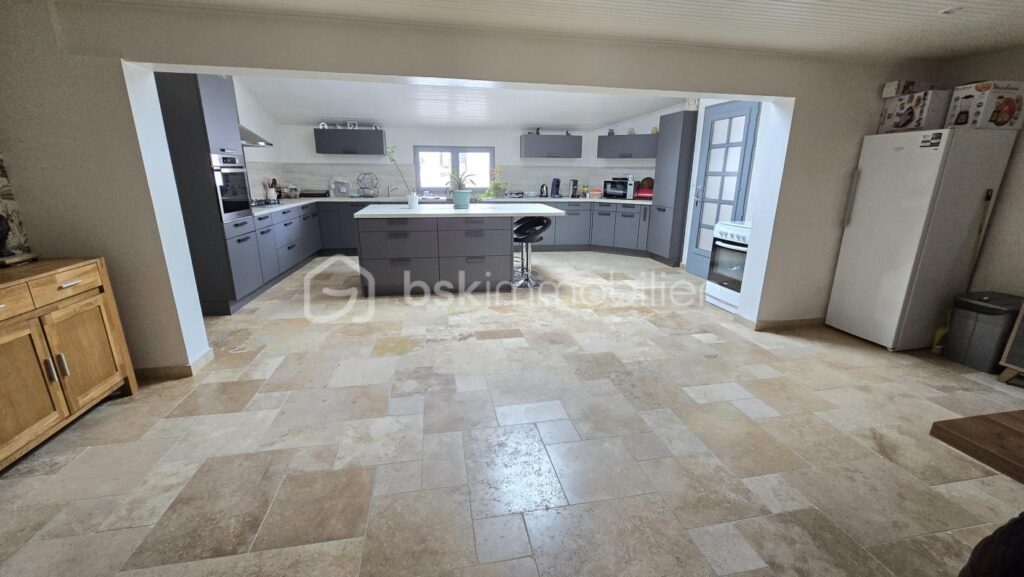 Charentaise de plus de 300m2 avec étang et gite – 11 pièces – 6 chambres – 364 m²