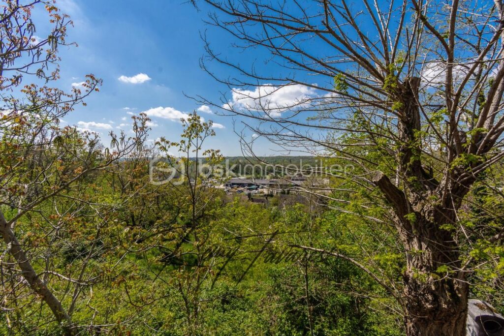 Maison de 185 m2 avec un terrain de 1300 m2 – 6 pièces – 3 chambres – 185 m²