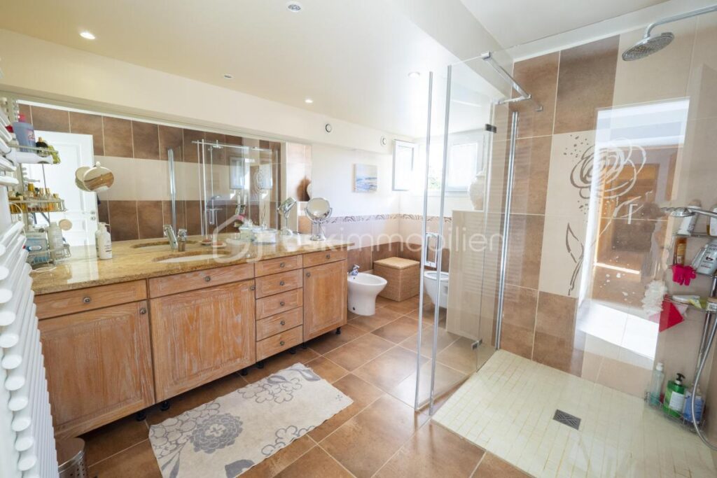 À Vendre – Villa d’Exception au Faron avec Vue Panoramique sur la Rade de Toulon – 6 pièces – 5 chambres – 200 m²