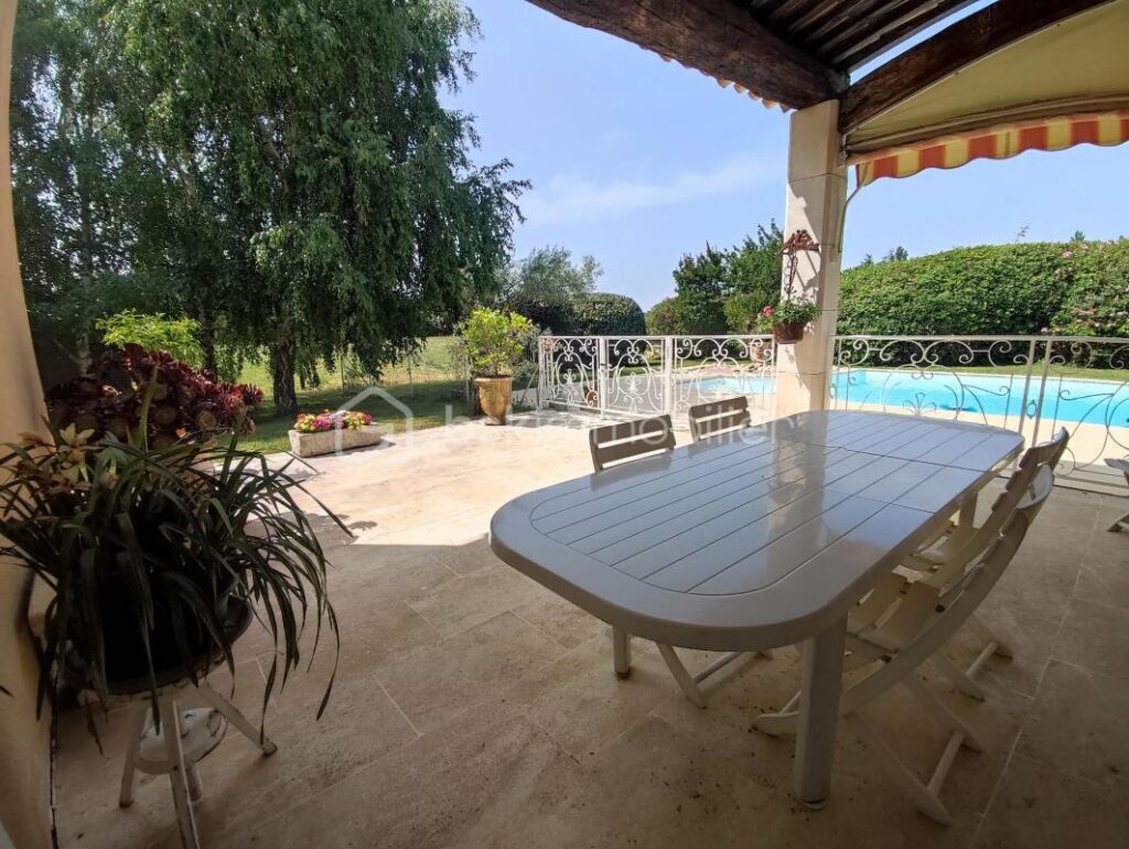 Villa d’architecte avec piscine, garage et plus de 16000km de terrain – 5 pièces – 3 chambres – 150 m²