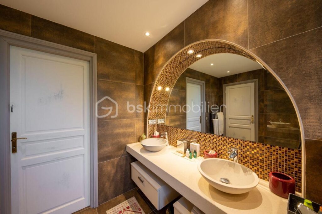 Saint Paul de Vence belle propriété au calme 6 chambres – 10 pièces – 6 chambres – 490 m²