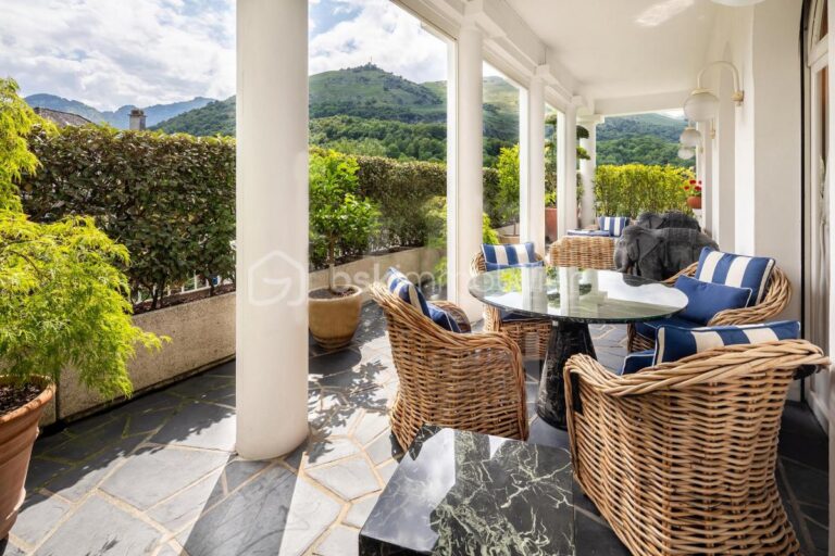 Profitez du luxe paisible d’une maison d’architecte au cœur de Lourdes – 8 pièces – 5 chambres – 310 m²