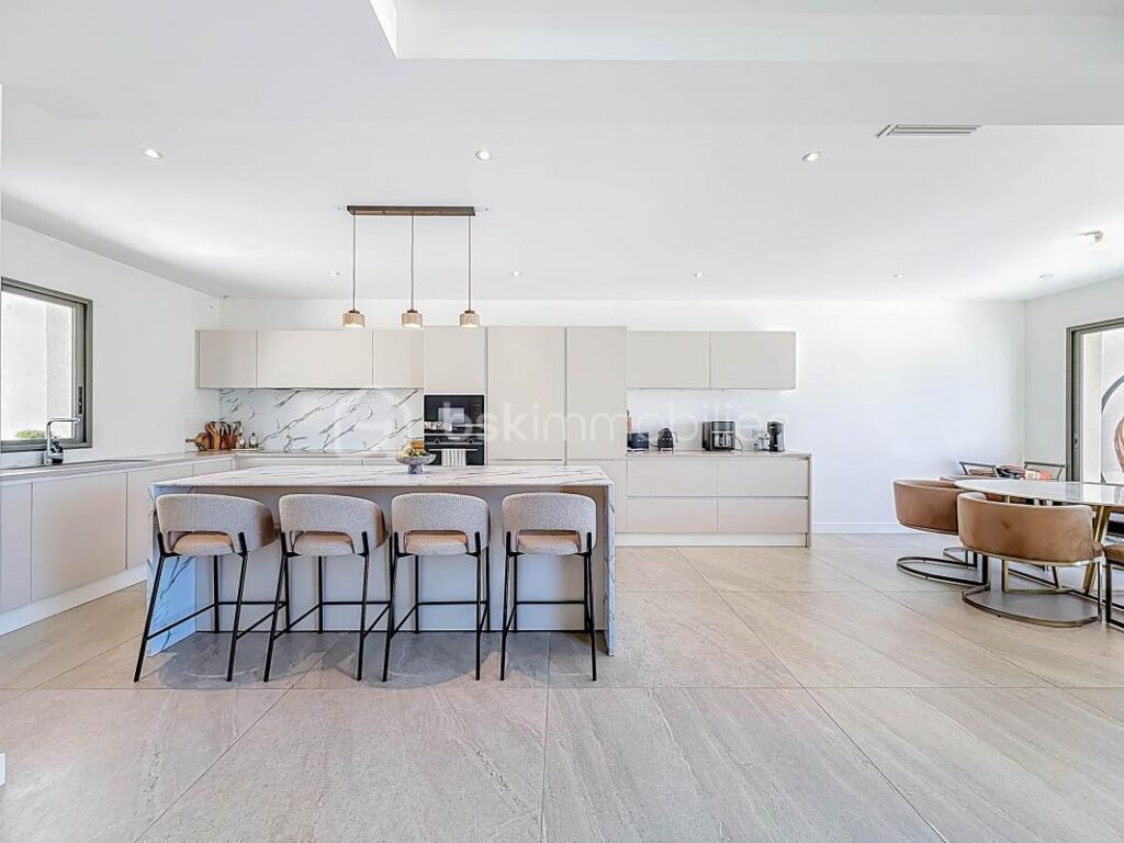 *** VILLA CONTEMPORAINE DE 240 M² SUR 1000 M² AVEC BUREAUX DE 106 M² ET HANGAR DE 200 M² – MONTARNAUD *** – 8 pièces – 4 chambres – 346 m²