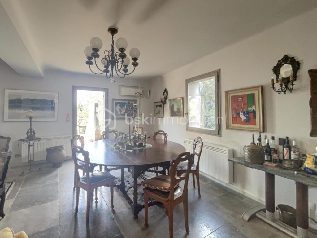 Ménerbes – Exceptionnelle Propriété avec Vues à 360° – Maison Principale, Pigeonnier & Jardin Piscine – 8 pièces – 3 chambres – 176 m²