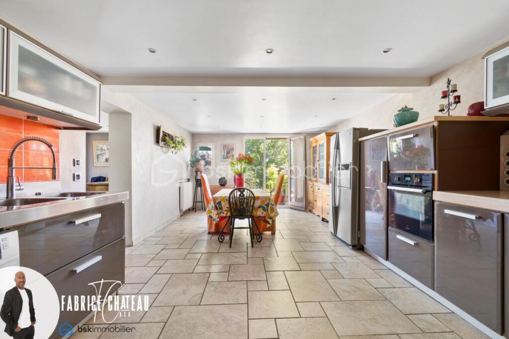 Grande maison familiale avec 5 chambres – cachet et jardin paysager – 8 pièces – 5 chambres – 212 m²