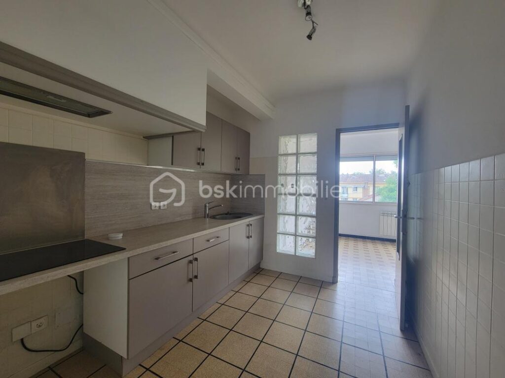 Appartement + garage + local + TRES GRANDE TERRASSE proche centre ville – 3 pièces – 2 chambres – 66 m²