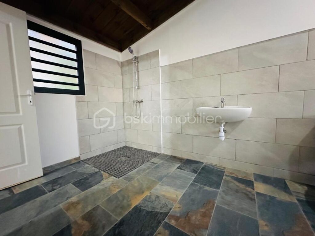 VILLA modulable à fort potentiel – Piton Saint-Leu – 8 pièces – 5 chambres – 185 m²