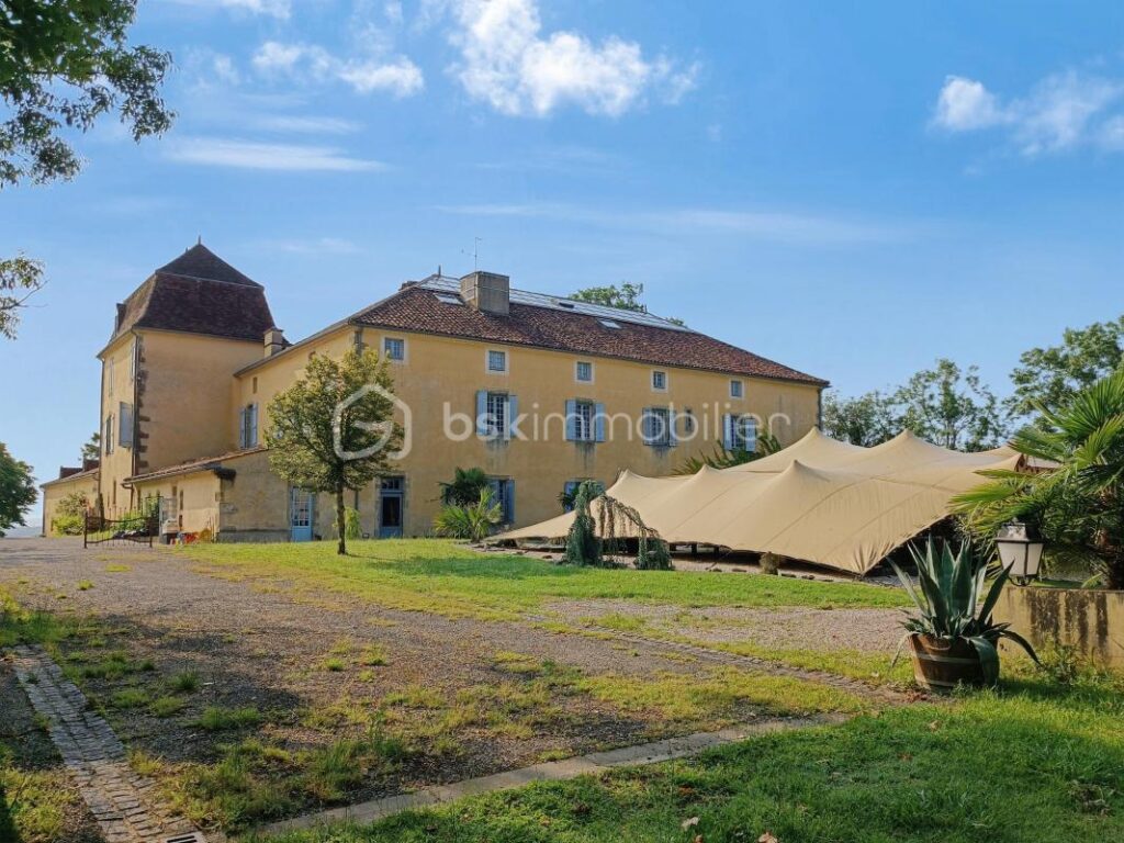 Château / Hôtel dans le Gers : Un Joyau Historique Alliant Charme et Modernité – NR pièces – NR chambres – 1540 m²