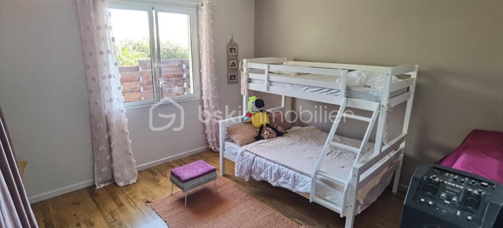 A VENDRE – VILLA SUR DOMAINE – LE BRULE – SAINT DENIS – 8 pièces – 4 chambres – 267 m²