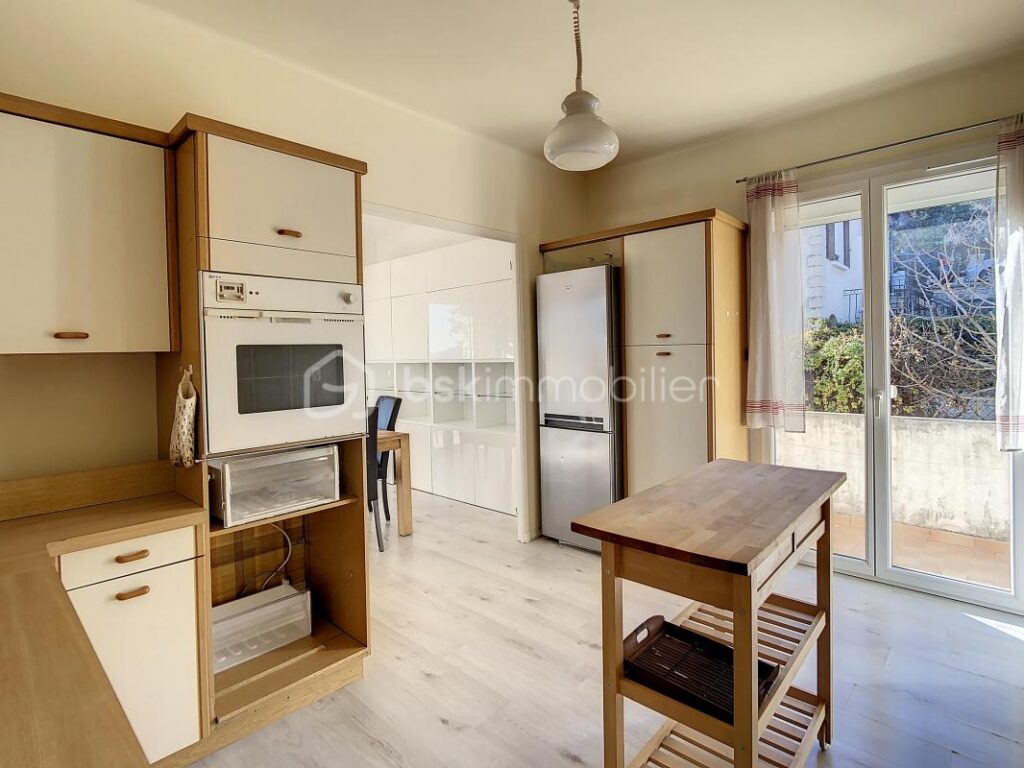 🏡 À Vendre – Maison de 210 m² sur deux niveaux – Quartier recherché à Manosque – 7 pièces – 6 chambres – 210 m²