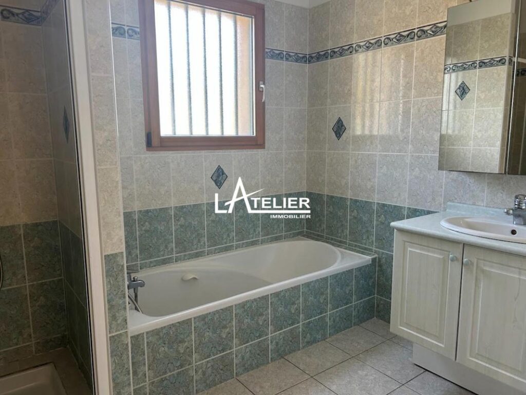 Maison de bourg avec garage indépendant et vie de plain-pied – 5 pièces – 4 chambres – 131 m²