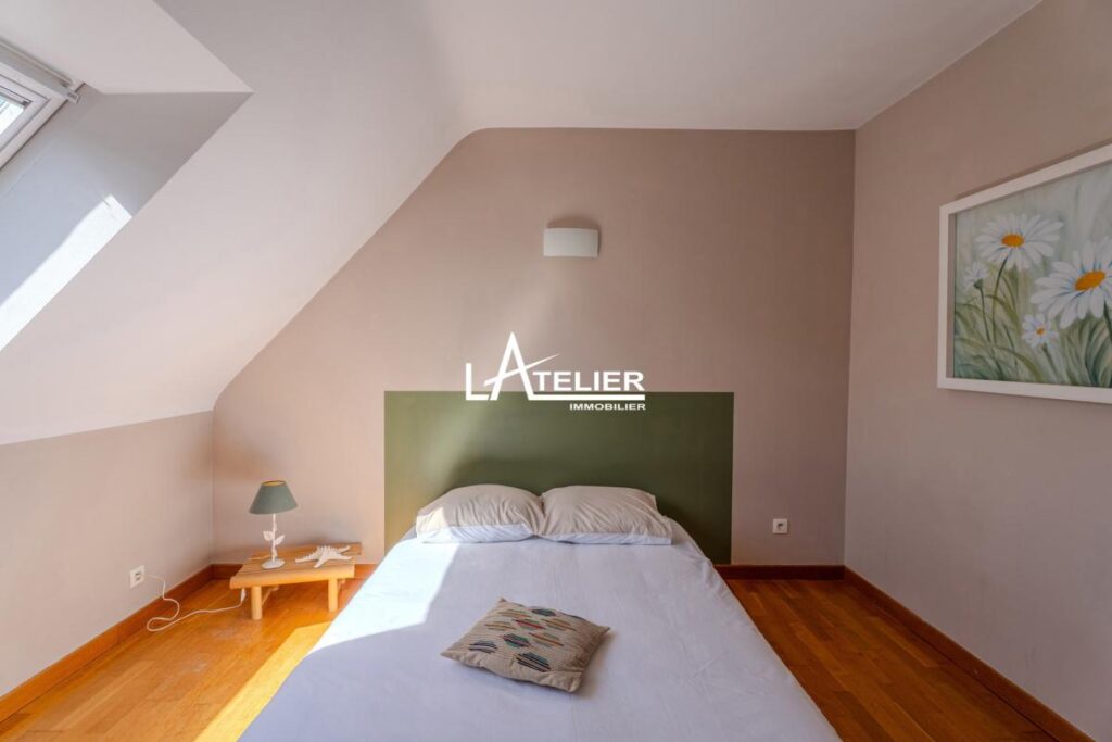 Villa de standing avec jardin luxuriant, intimité préservée – 9 pièces – 7 chambres – 283 m²