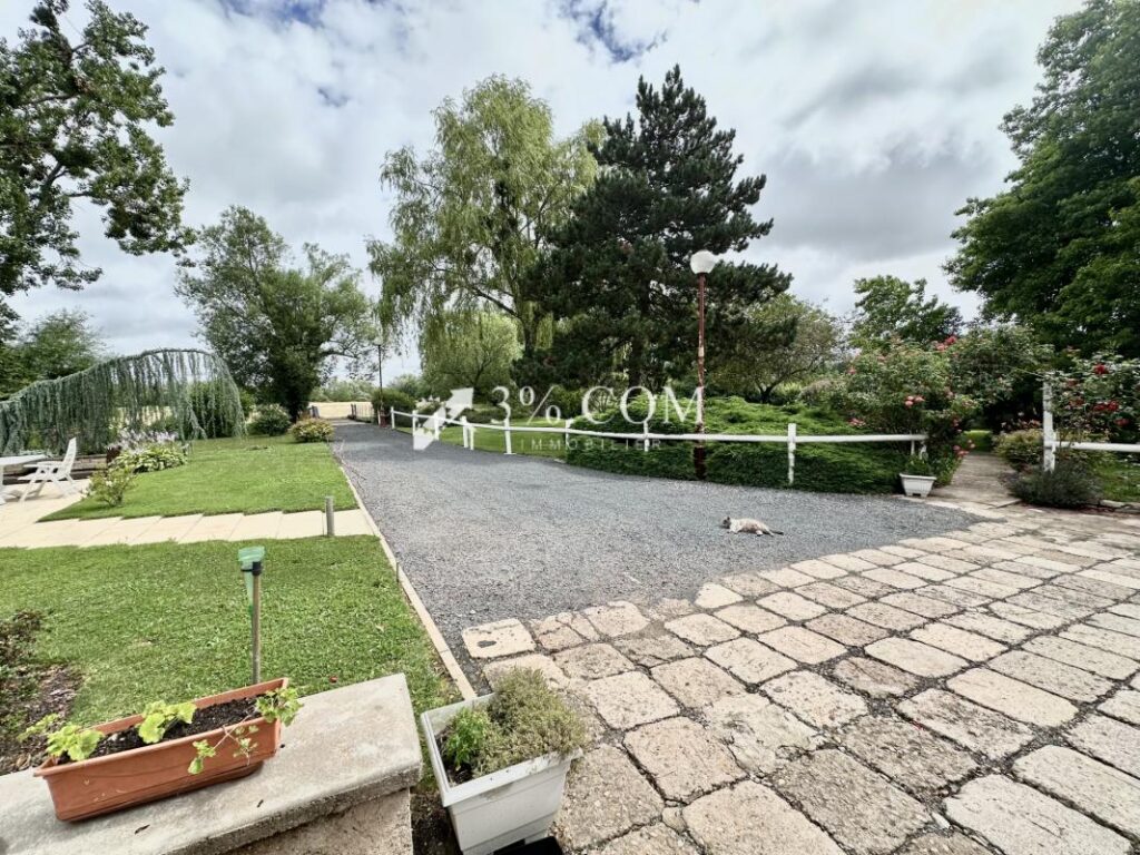 MAISON DE VILLAGE 300 M2 – TERRAIN 8.5 HECTARES – BOX POUR C – 12 pièces – 5 chambres – 300 m²