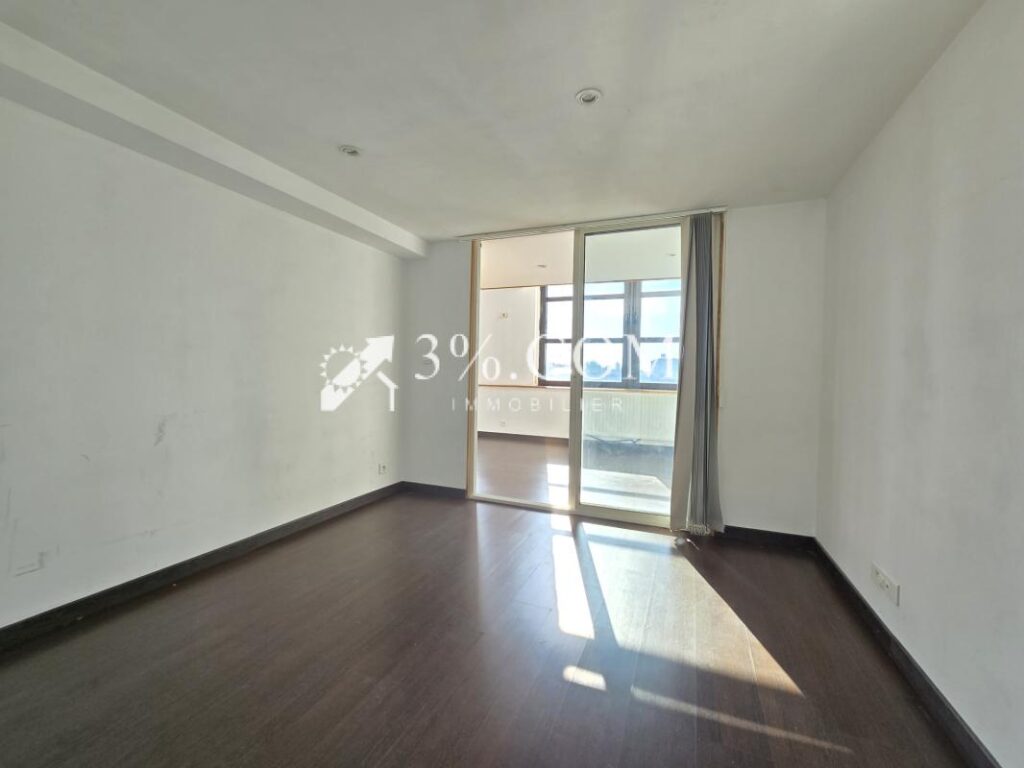 Loft de 80 m2 au dernier étage avec CH + terrasse + parking – 3 pièces – 2 chambres – 79 m²