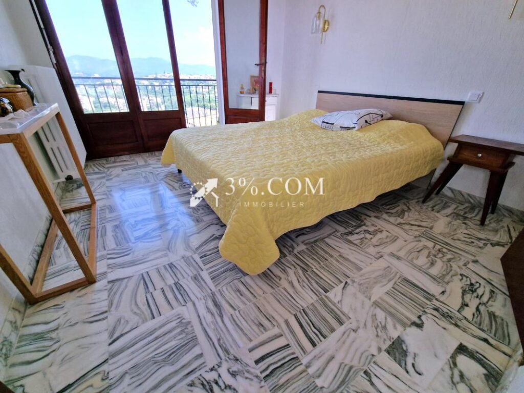 Grande villa proche centre-ville avec vue sur l’Estérel – 8 pièces – 5 chambres – 152 m²