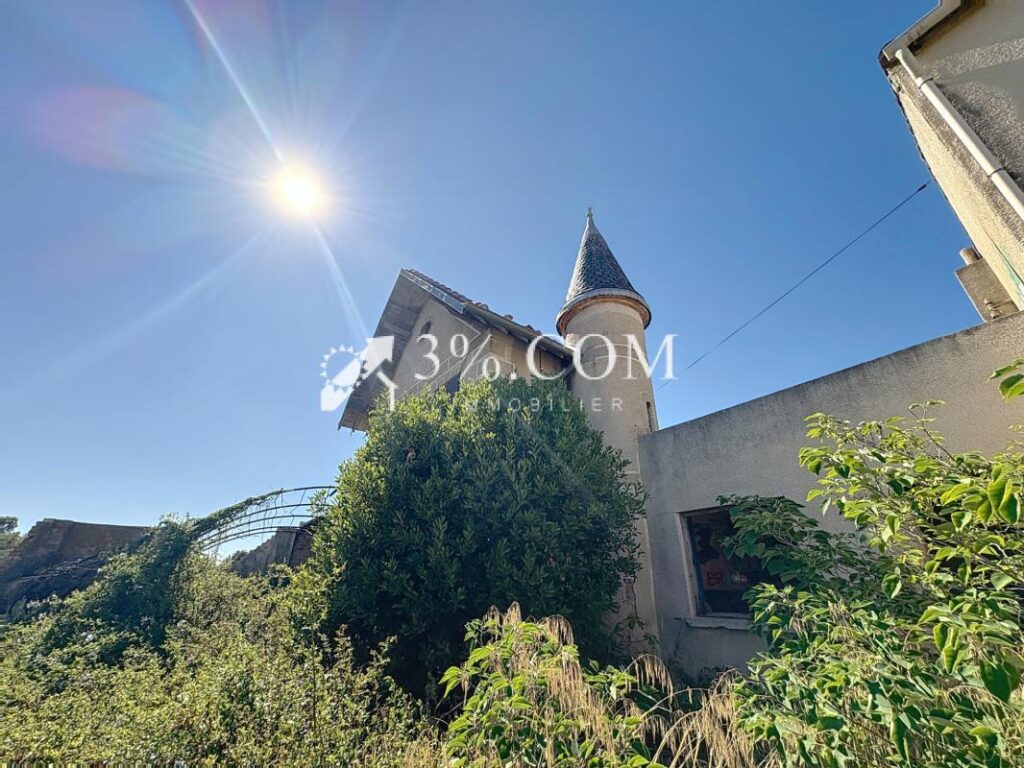 Grande propriété de 1.2 ha à rénover avec vue exceptionnelle – 12 pièces – 1 chambre – 195 m²