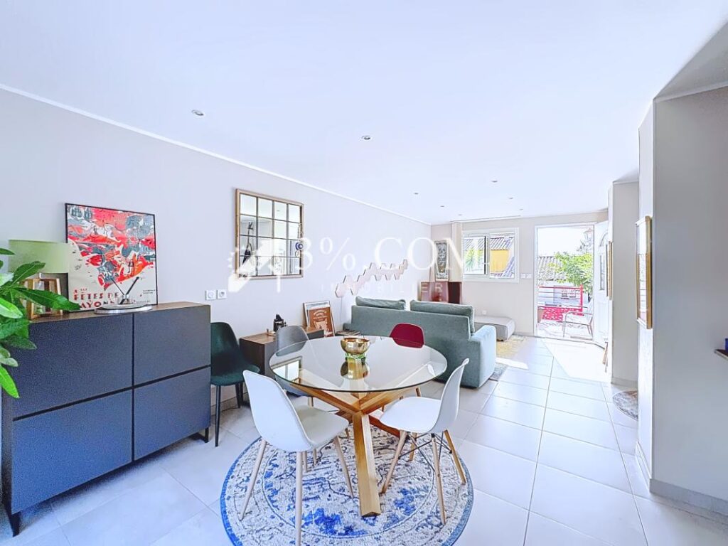 Villa contemporaine T5 de 100 m2 avec terrasse, jardin & pla – 6 pièces – 4 chambres – 100 m²