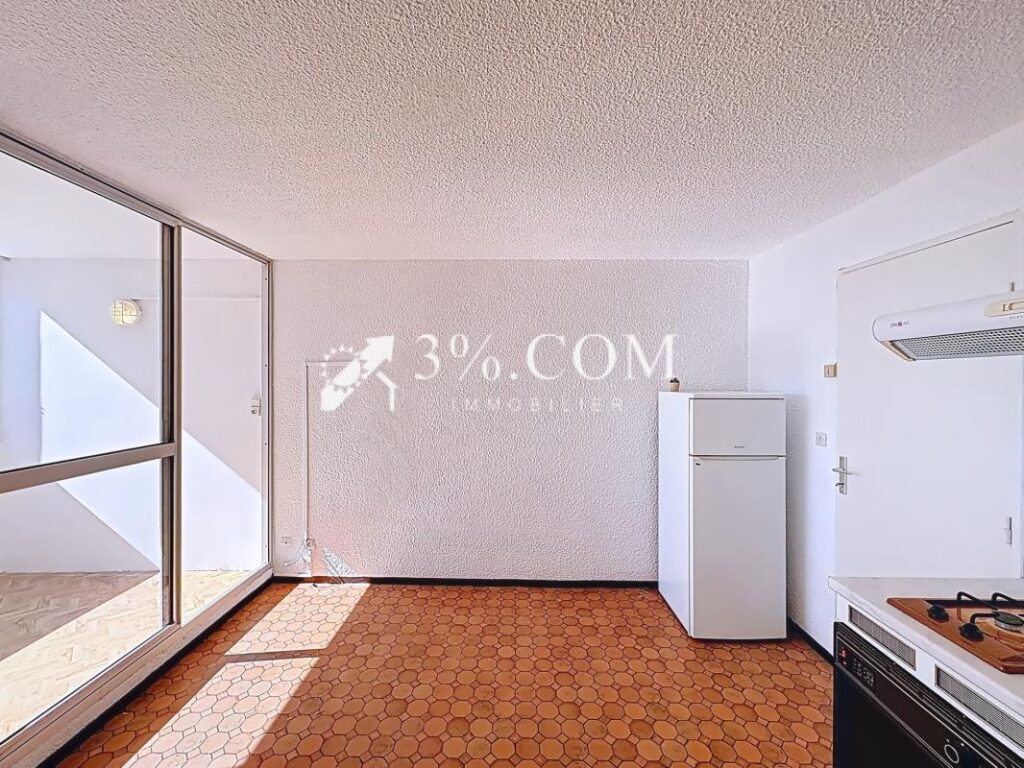 Studio de 27.4 m2 avec loggia, vue sur les Salins, piscine e – 1 pièce – NR chambres – 27 m²