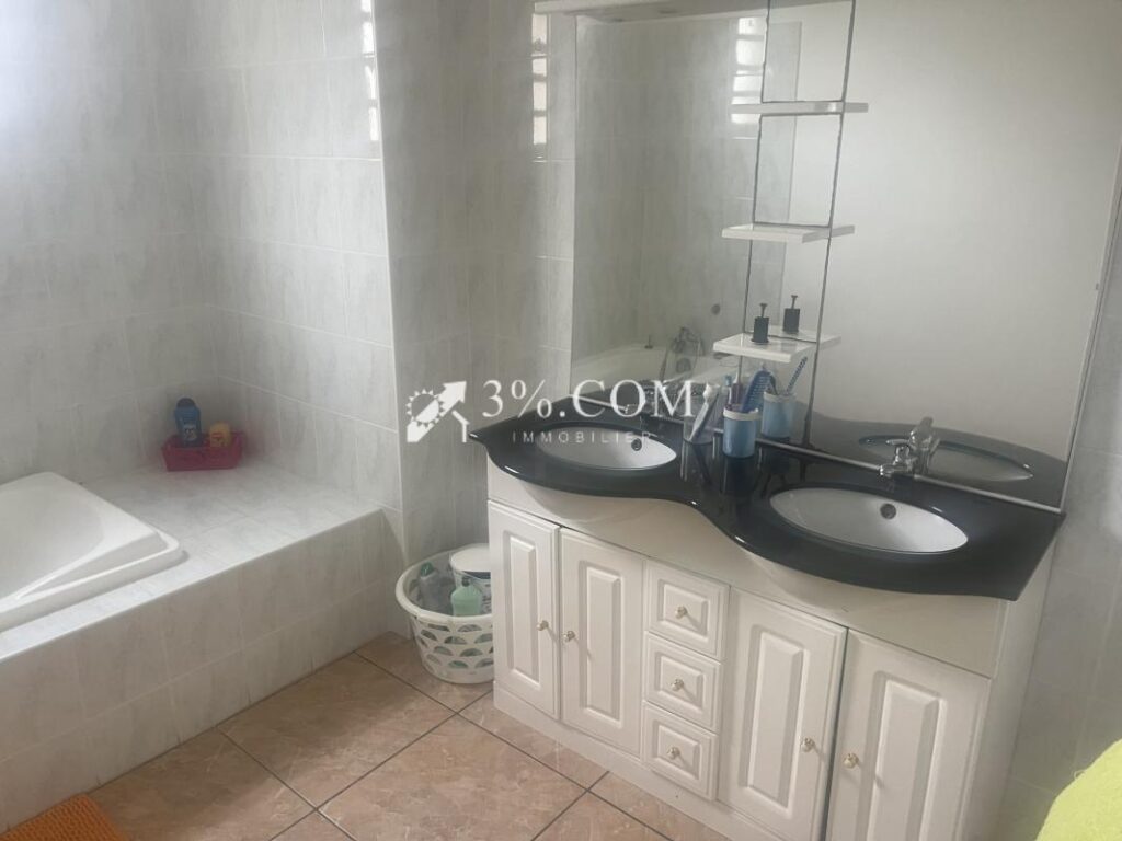 Maison familiale 159m2, 4ch, 1139M2 terrain Salazie – 8 pièces – 4 chambres – 159 m²