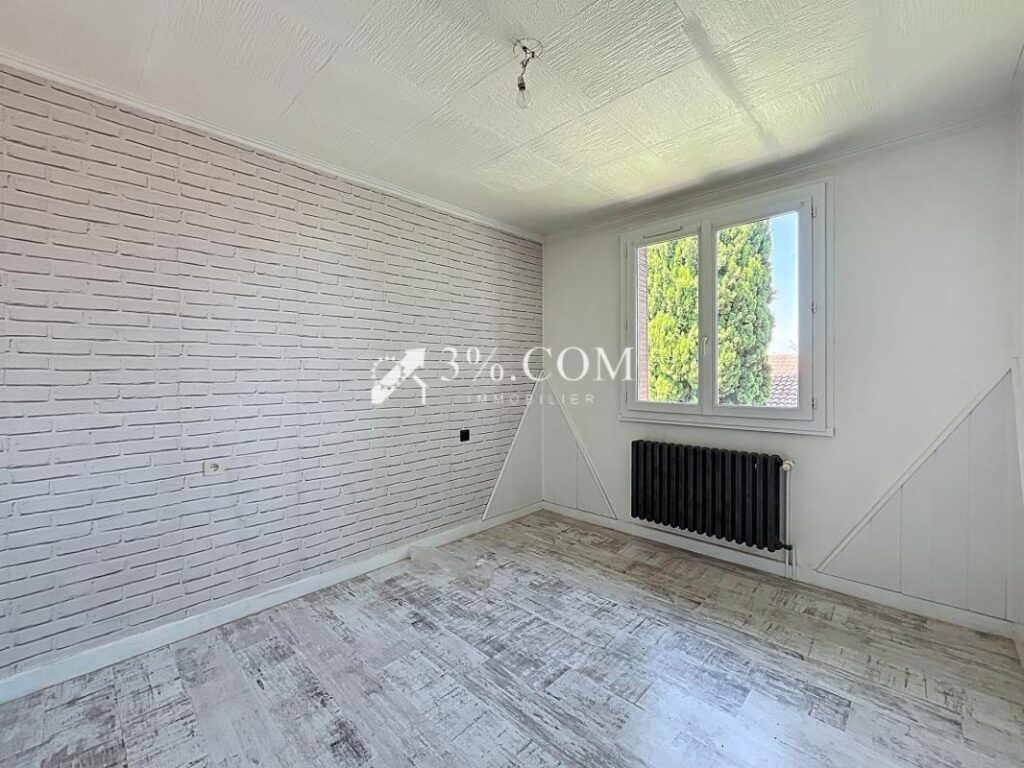 Maison de 104 m2 habitables avec garage proche collège – 5 pièces – 3 chambres – 104 m²