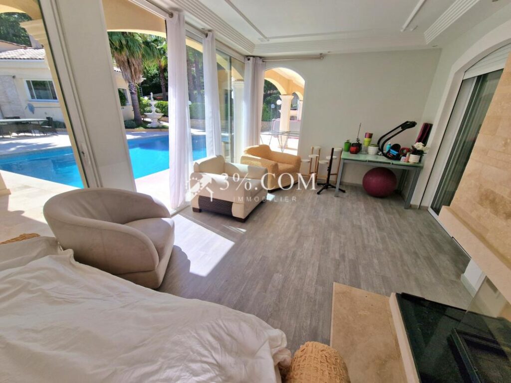 Luxueuse villa avec vue sur l’Estérel – 15 pièces – 11 chambres – 300 m²