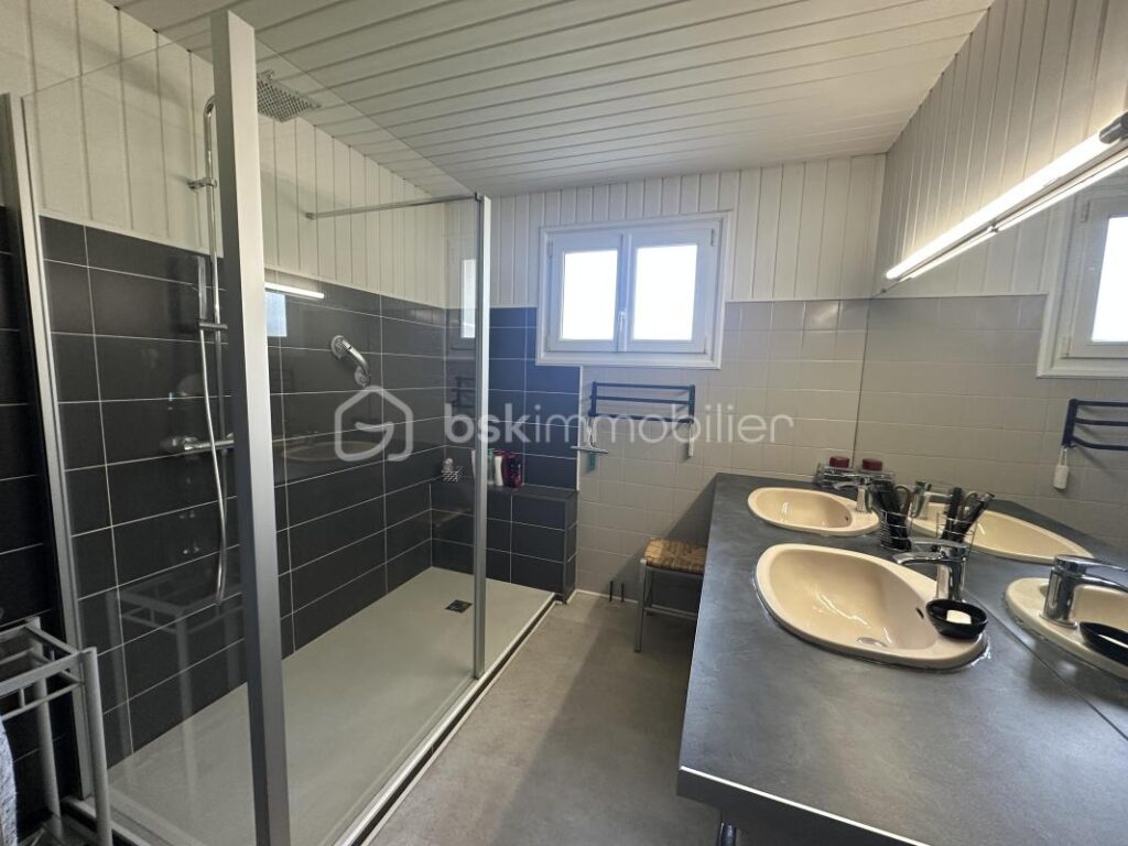 Magali et Cécile ISENBART vous proposent : – 6 pièces – 5 chambres – 134 m²