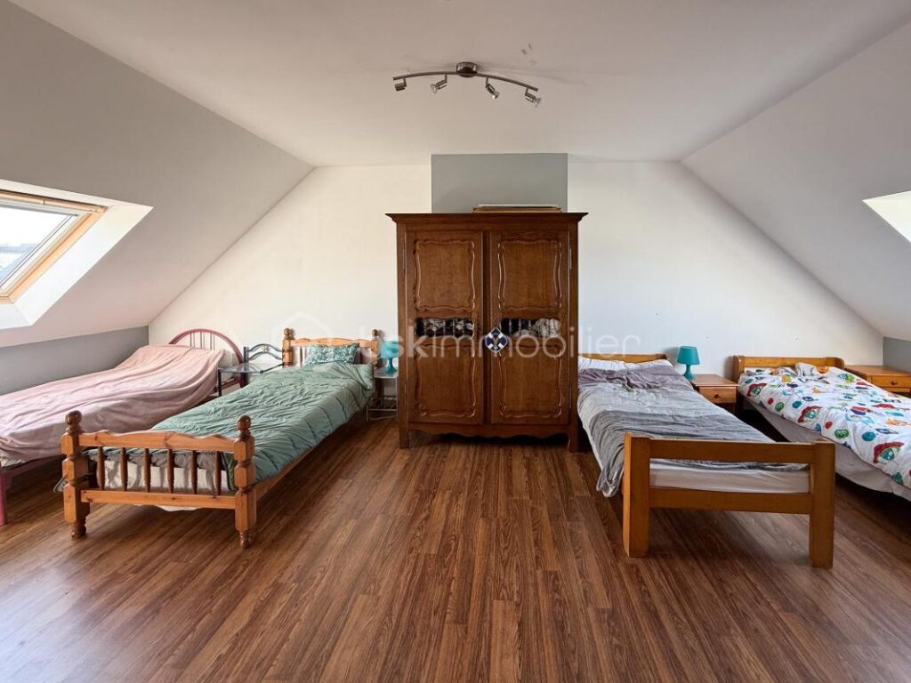 Portsall : vie de plain-pied à 150 mètres des plages – 7 pièces – 5 chambres – 141 m²