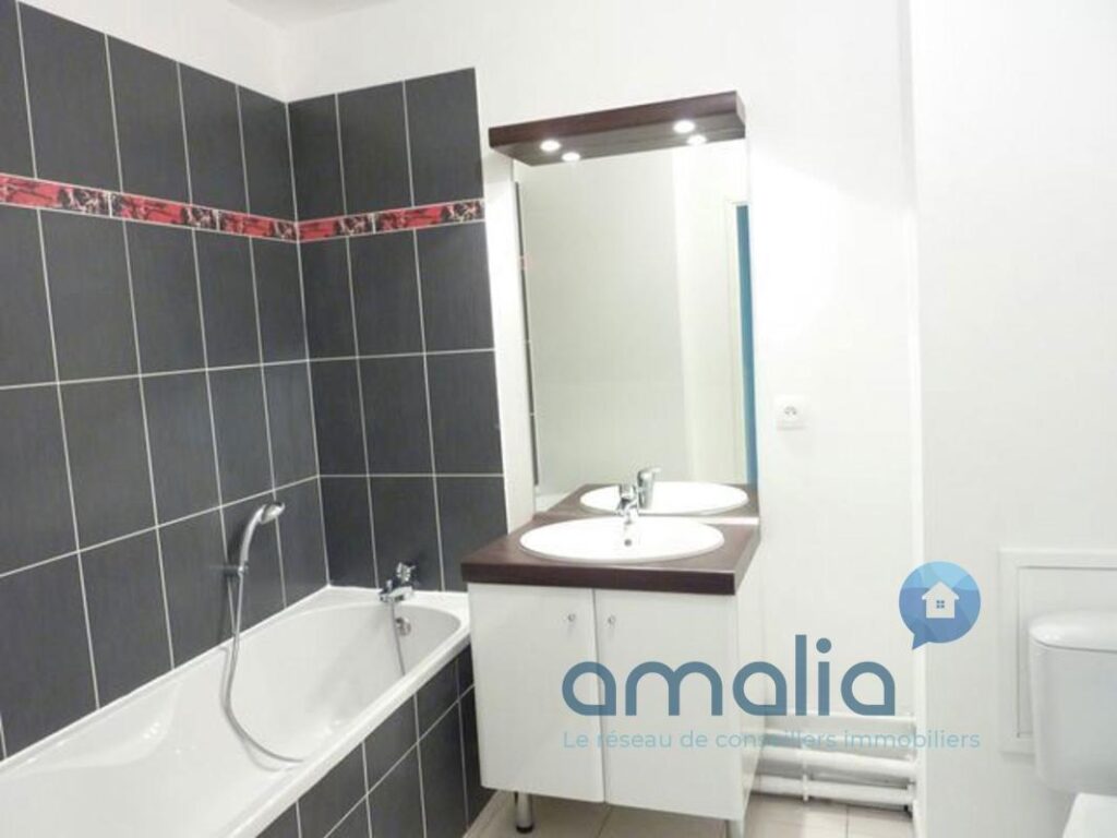 Appartement 3 pièces – 65m² dans résidence R+3 avec ascenseur, place de parking privative et cave – 3 pièces – 2 chambres – 65 m²