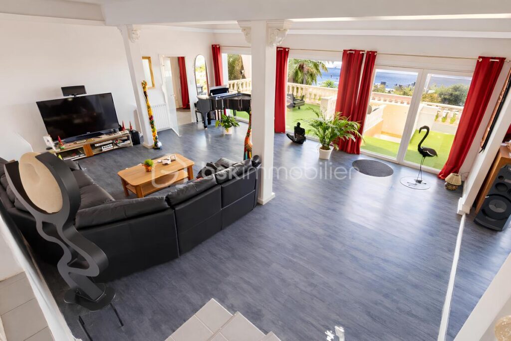 VILLA DE PLAIN-PIED VUE MER – 167 m² – TERRASSES – PISCINE – ROOF-TOP – À 50 MÈTRES DE LA MER – PROCHE PLAGES DES SABLETTES – 3 CHAMBRES + DÉPENDANCE – 599 000 € – 6 pièces – 4 chambres – 167 m²