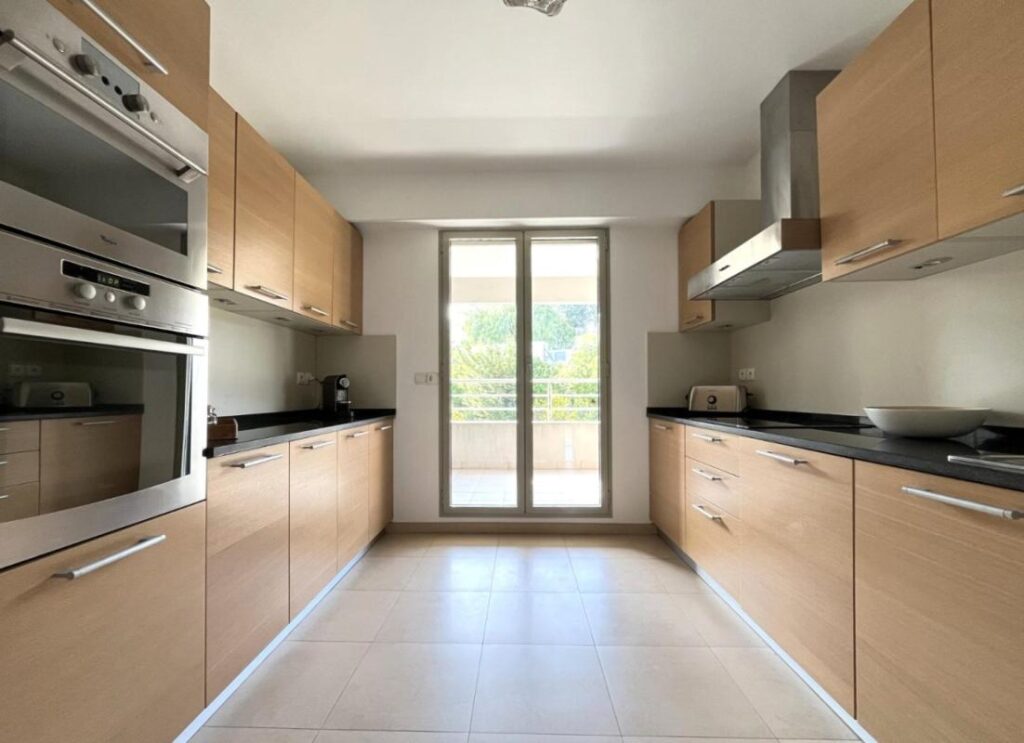 NICE OUEST – AV. DE LA LANTERNE / FABRON 4P – 120 m² – Terrasses 48 m² – Vue mer – Clim – Piscine – Garages – 4 pièces – 3 chambres – 120 m²