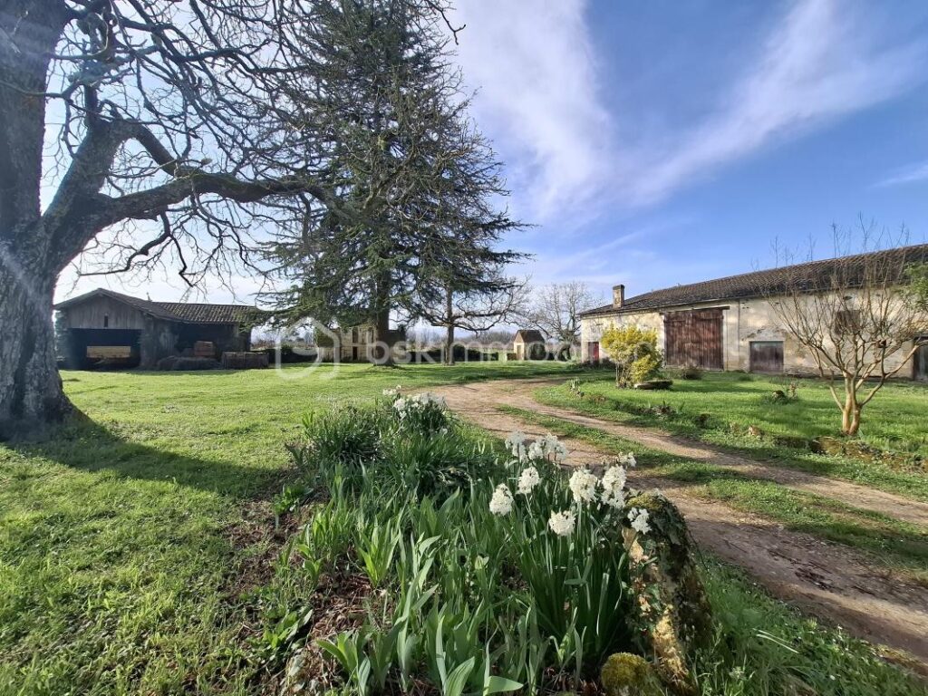 Corps de ferme en partie habitable – 500 m² sur terrain de 3000 m² – 6 pièces – 2 chambres – 109 m²