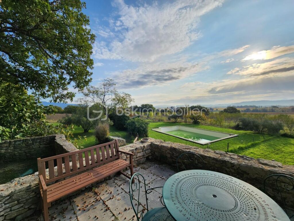 Bâtisse en pierres du 16ème siècle avec vue imprenable sur la Sainte-Victoire, proche de Lourmarin – 13 pièces – 6 chambres – 400 m²