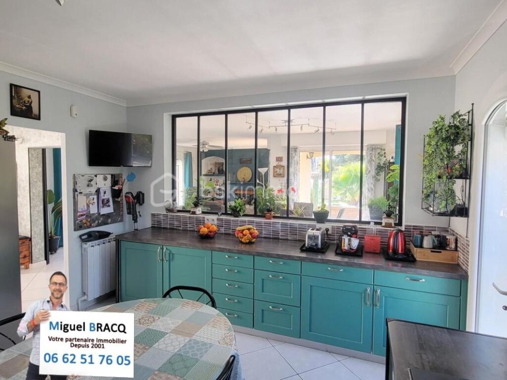 Exclusivité – Dans le village prisé de Poilhes, belle Languedocienne de plain pied sur 1000 m² de terrain avec piscine – 4 pièces – 3 chambres – 135 m²