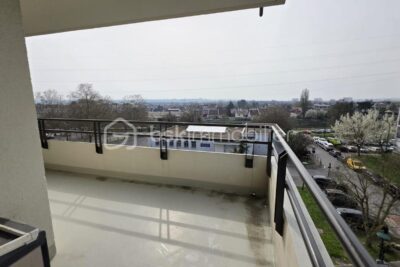 Appartement lumineux au cœur de la ville avec parking privé – 3 pièces – 2 chambres – 64 m²