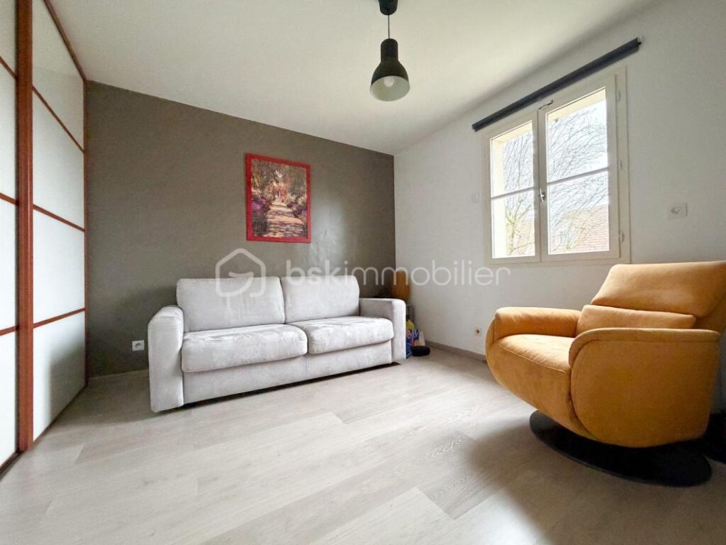 SPACIEUSE MAISON INDEPENDANTE! – 8 pièces – 5 chambres – 150 m²