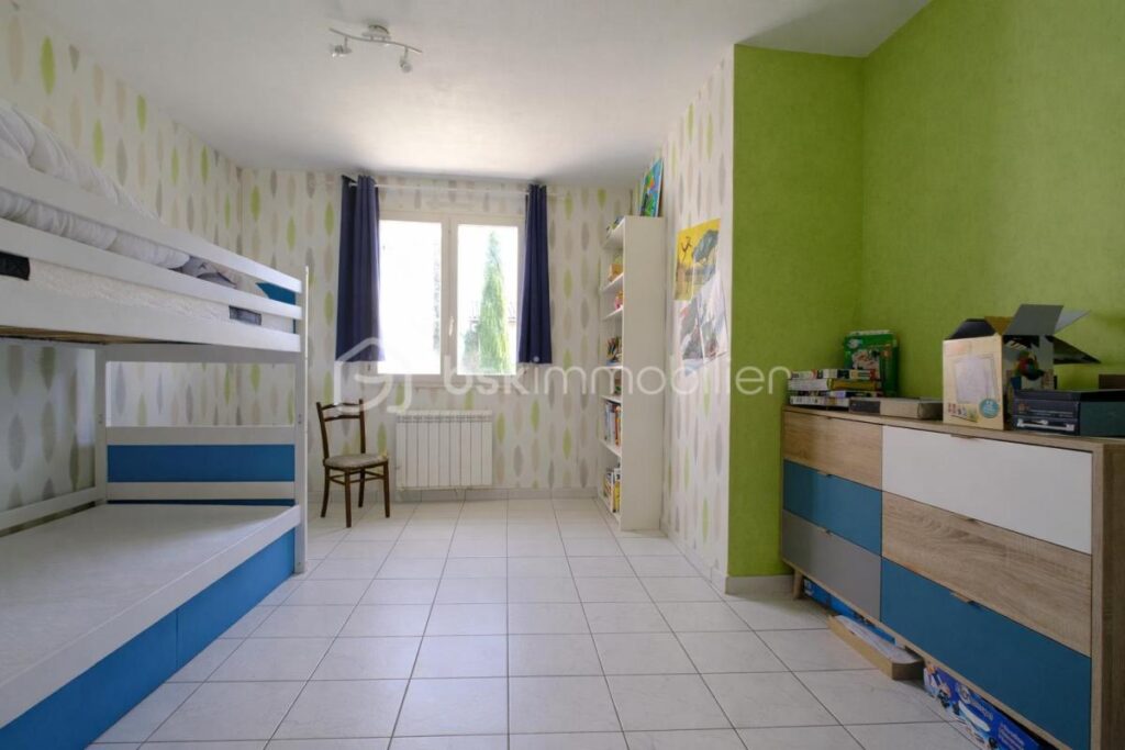 Maison avec piscine sur 2000 m² de terrain – Quincieux – 8 pièces – 7 chambres – 193 m²