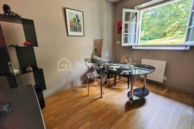 Maison d&rsquo;exception dans un parc boisé privé avec tennis – 7 pièces – 4 chambres – 171 m²