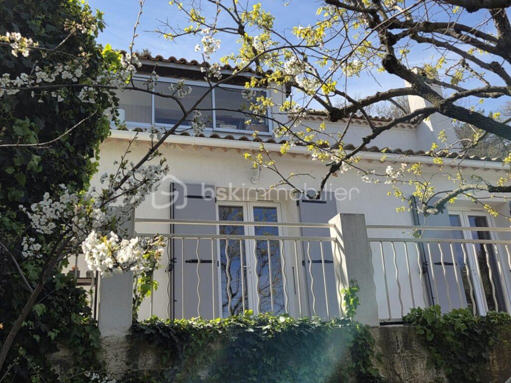 Maison de charme de 118 m2, avec vue imprenable, terrasse de 100 m² et jardin paysager en restanque – 5 pièces – 4 chambres – 118 m²