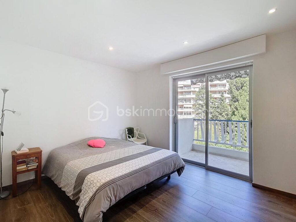 CANNES Stanislas – APPARTEMENT RÉNOVÉ 95M² AVEC VUE MER – DOUBLE GARAGE – 3 pièces – 2 chambres – 94 m²