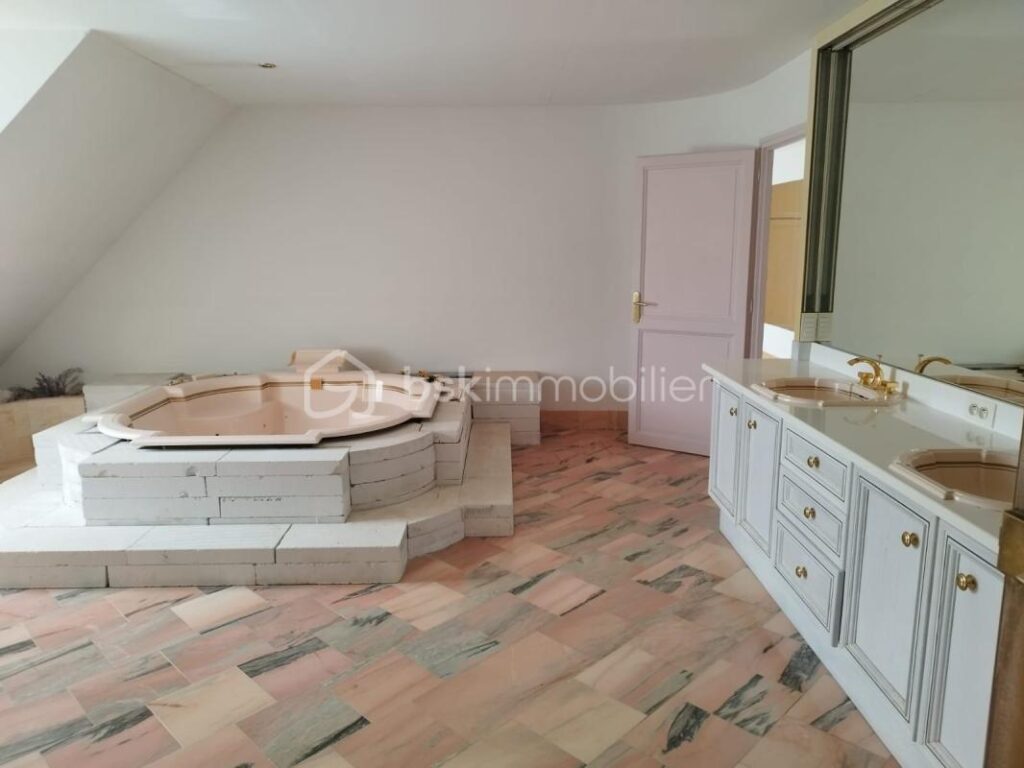 belle demeure de 420 m² sur grand terrain de 2000 m² avec piscine – 11 pièces – 6 chambres – 420 m²