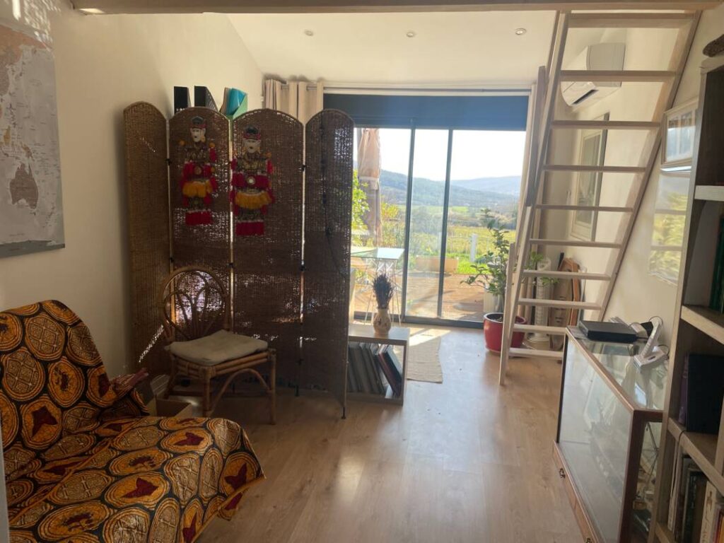 Très jolie maison mitoyenne, de plain pied, 2 chambres, de 100 m2 à 04230 St Etienne les Orgues – 4 pièces – 2 chambres – 100 m²