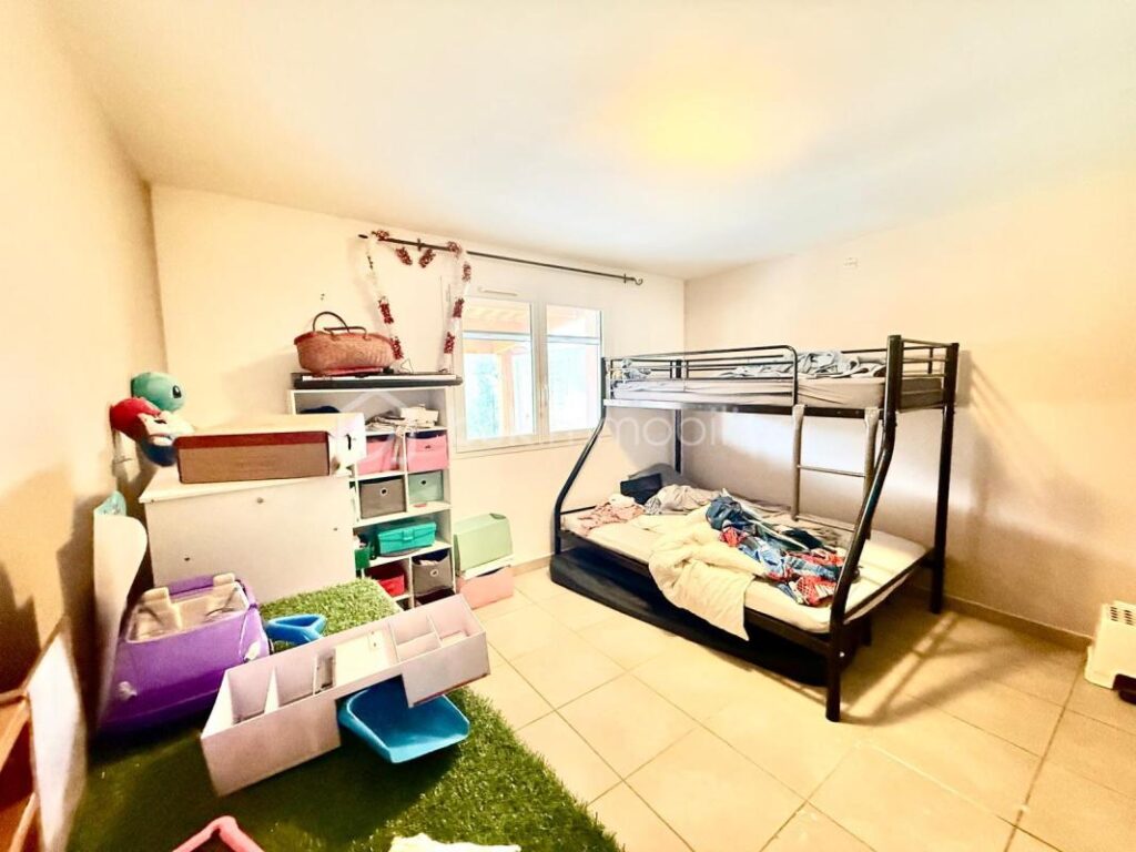 À VENDRE – VILLA 106 M² AVEC GARAGE + 2 APPARTEMENTS – À MEZEL – PRIX 338 000 € – 3 pièces – 2 chambres – 106 m²