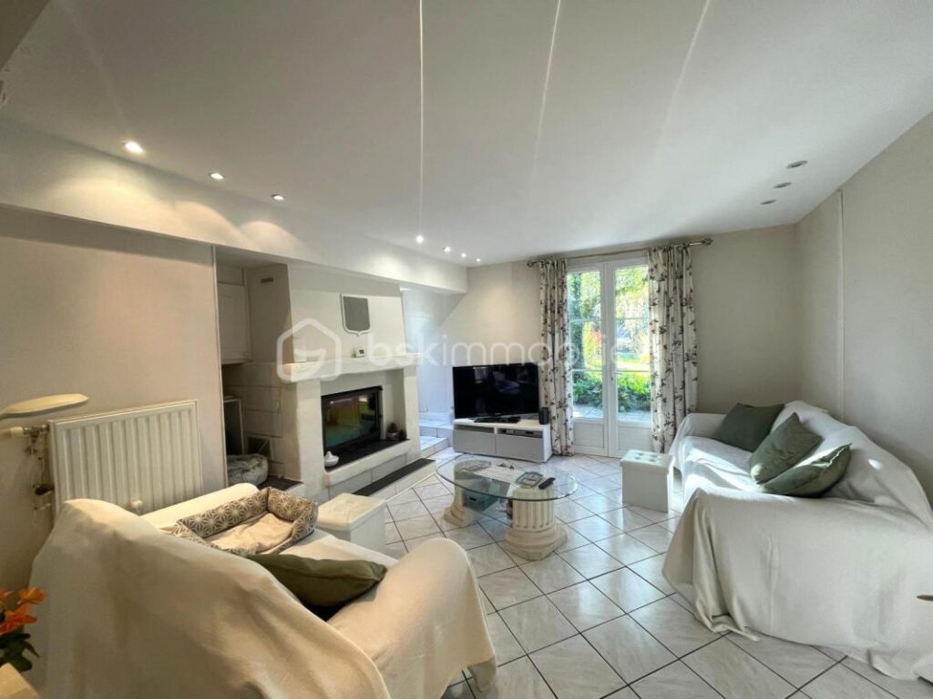 Maison de 164 m² avec piscine – CHEILLE – 7 pièces – 5 chambres – 164 m²