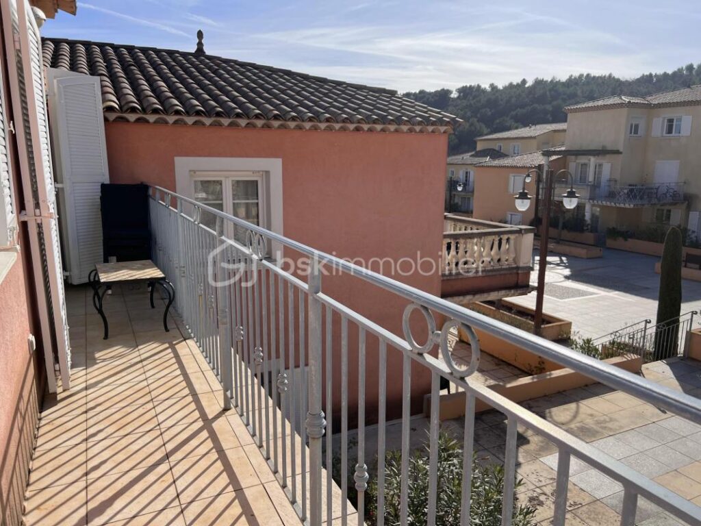 Appartement T3 de 52 m² au dernier étage dans un beau domaine de l’arrière pays varois – 3 pièces – 2 chambres – 52 m²