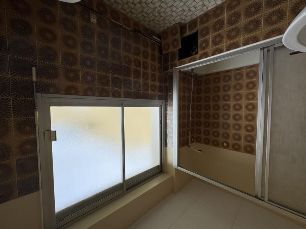 Studio 23,75m2 à rénover – immeuble face mer – en 1ère ligne – 1 pièce – NR chambres – 23 m²