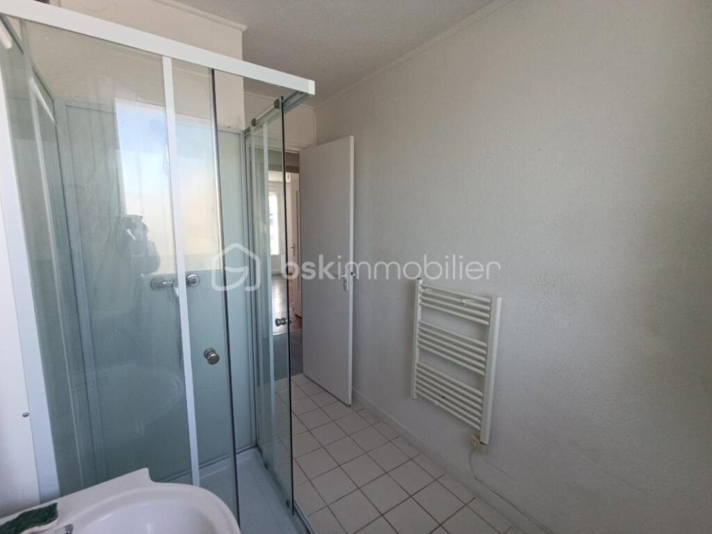 Appartement T4 rénové de 77 m² avec vue montagne – Rives (38140) – 4 pièces – 3 chambres – 77 m²