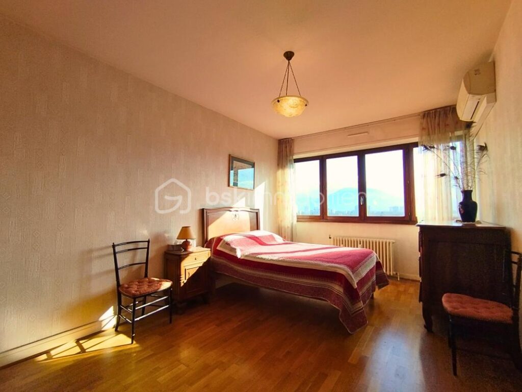 DERNIER ETAGE ASCENSEUR – ECHIROLLES DOMAINE JEAN JAURES APPARTEMENT, STATIONNEMENT ET CAVE POSSIBILITE DE GARAGE – 5 pièces – 3 chambres – 103 m²